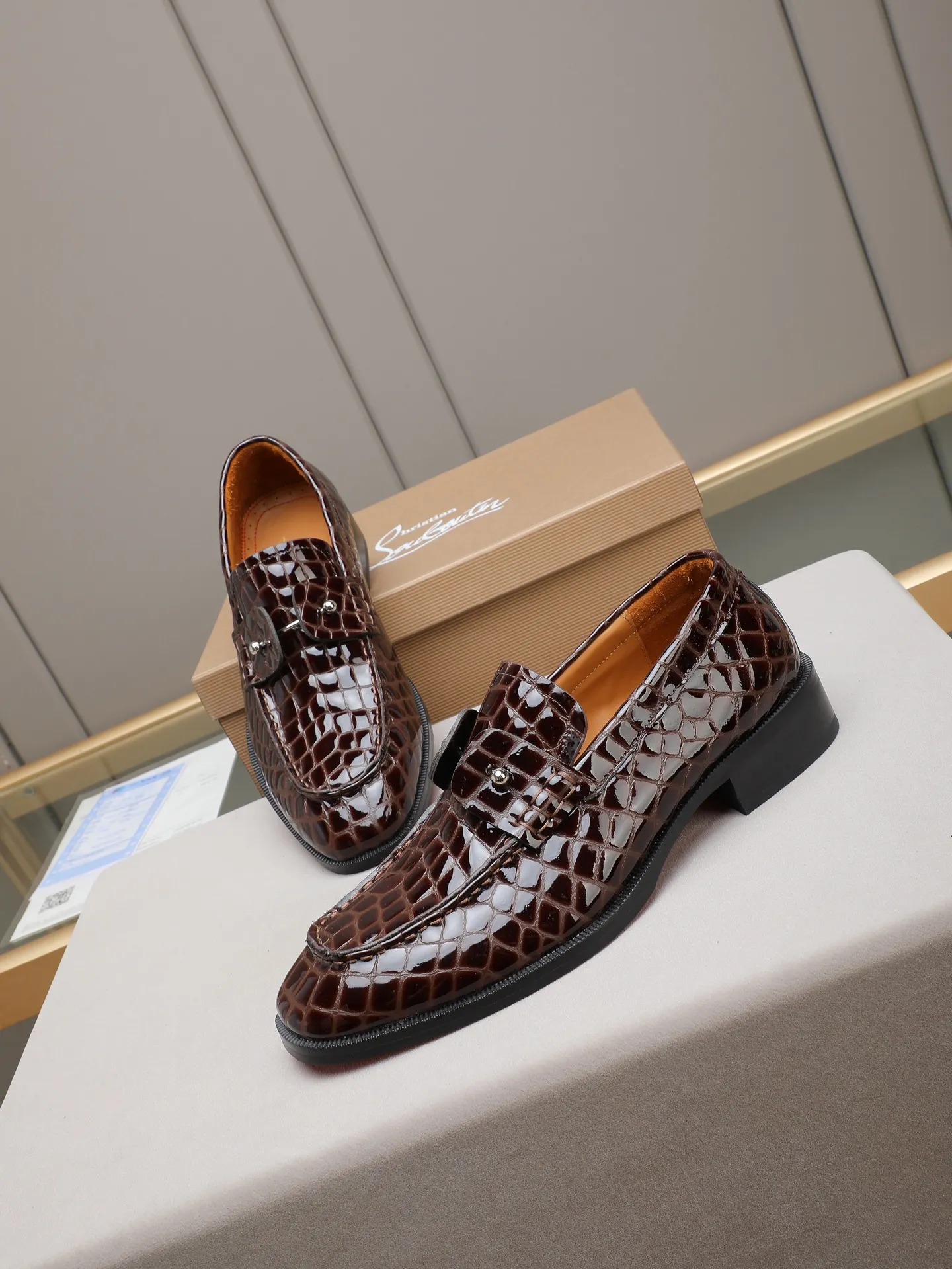 PP580 CL New formal dress shoes Christia* Loubouti* Red-soled shoes GREGGO men's Oxford shoes Official price Made of imported cowhide/glossy patent leather/glossy small square pointed toe design Iconic red outsole, extremely personalized shoe Original color cowhide lining Original Italian leather outsole; fine workmanship brings you a luxurious experience Clean silhouette and straightforwardness, GREGGO men's Oxford shoes It is an Oxford shoe type born for city roaming. Standard leather shoe size: 38～44# (45🉑️customized)